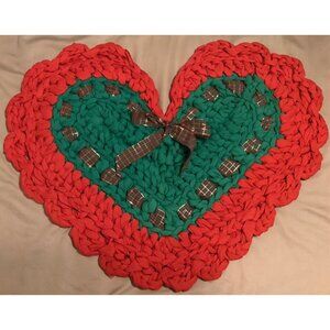 Handmade Heart-Shaped Woven Rug Red Green Accents Festive Bow Trim Christmas